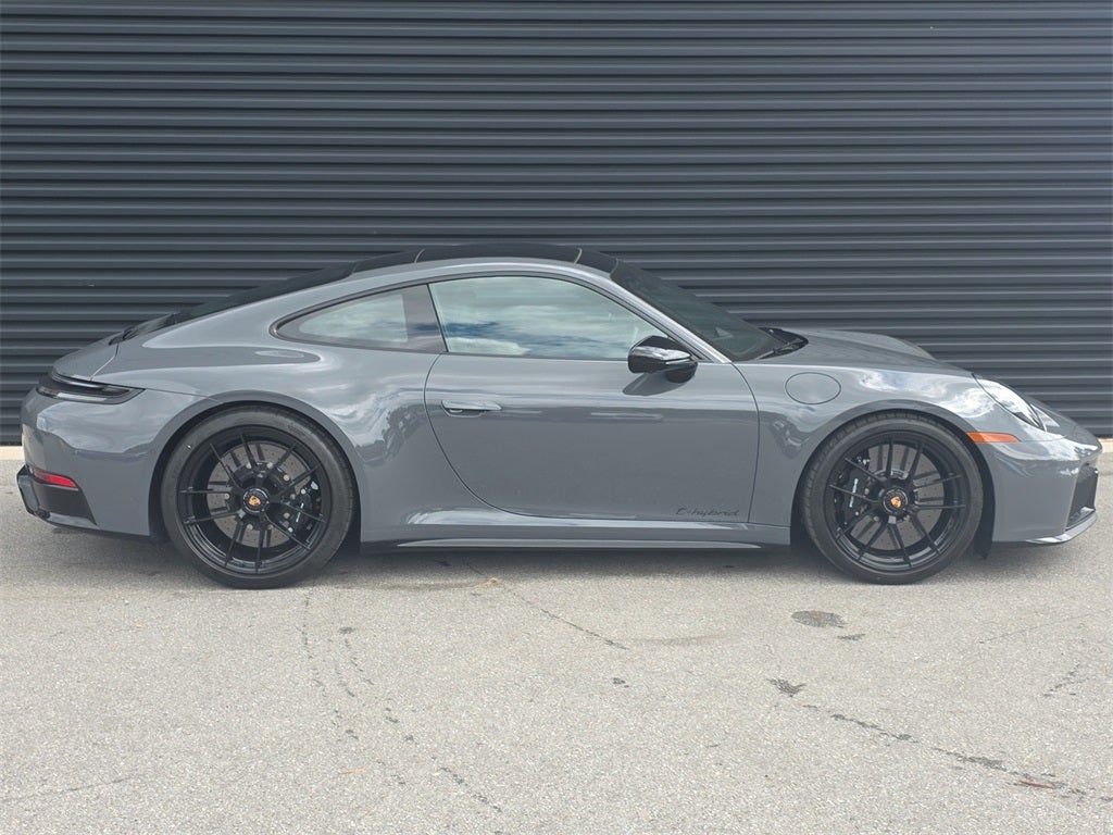 2025 Porsche 911 Carrera 4 GTS