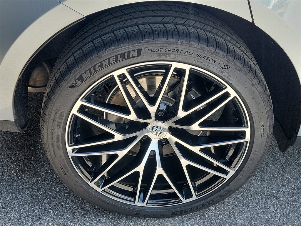 2025 Porsche Macan Base