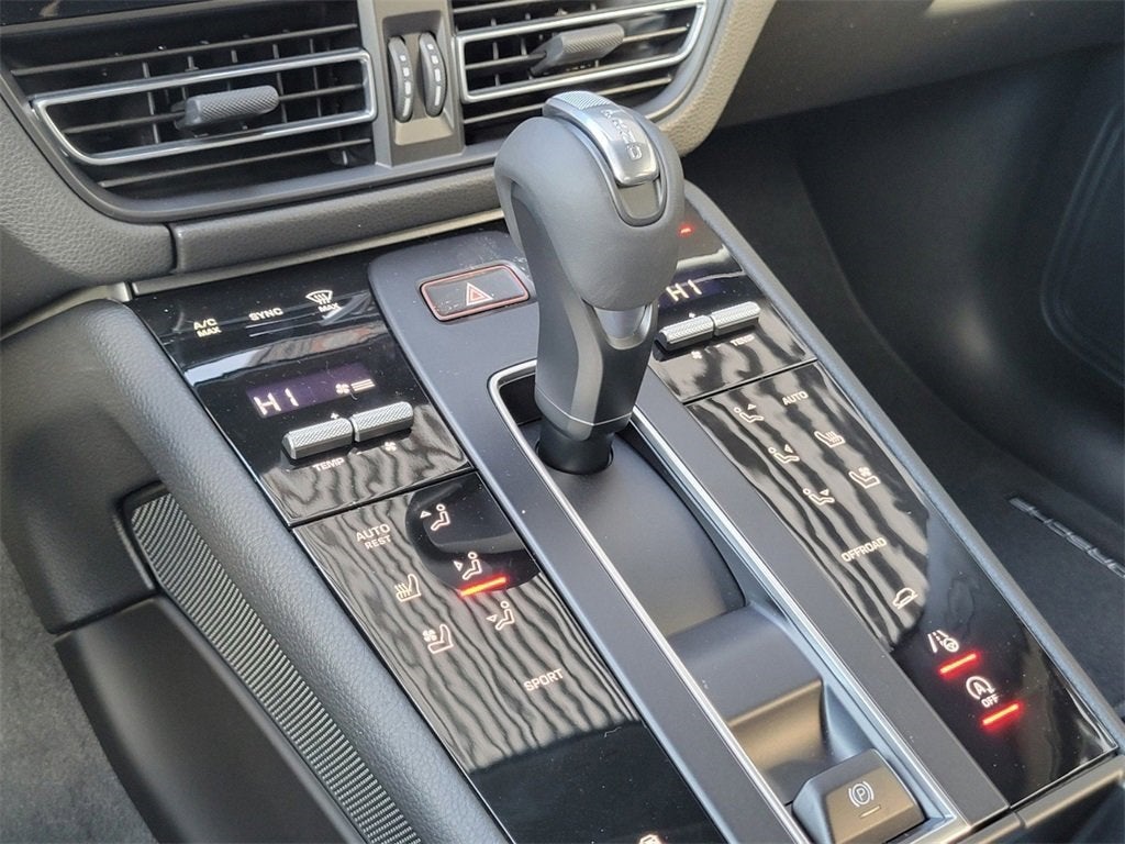 2025 Porsche Macan Base