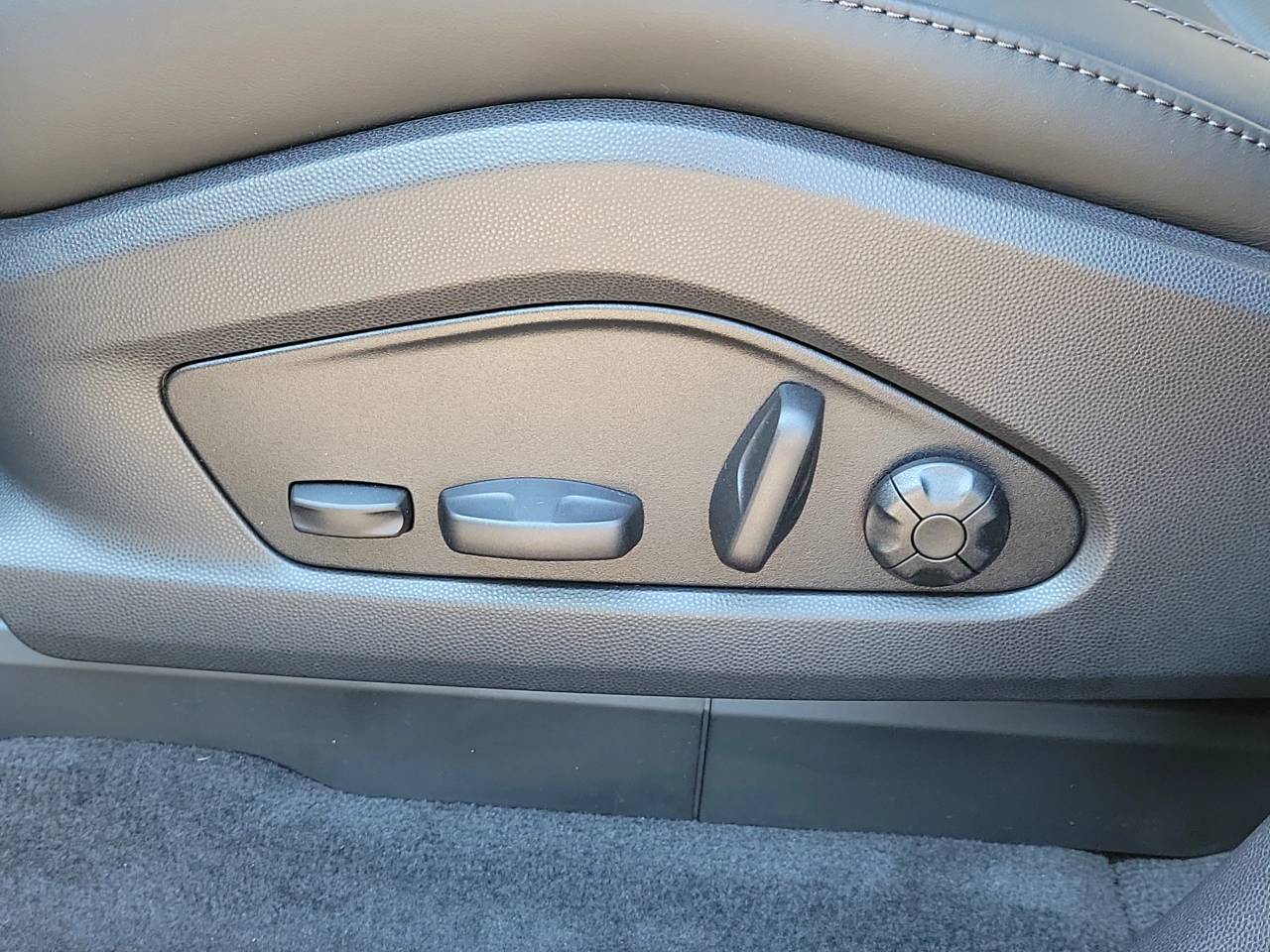 2026 Porsche Macan Electric Base