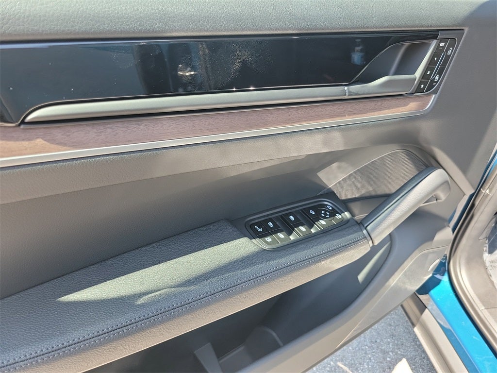 2025 Porsche Cayenne E-Hybrid Base