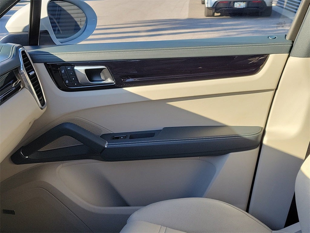 2022 Porsche Cayenne E-Hybrid Base