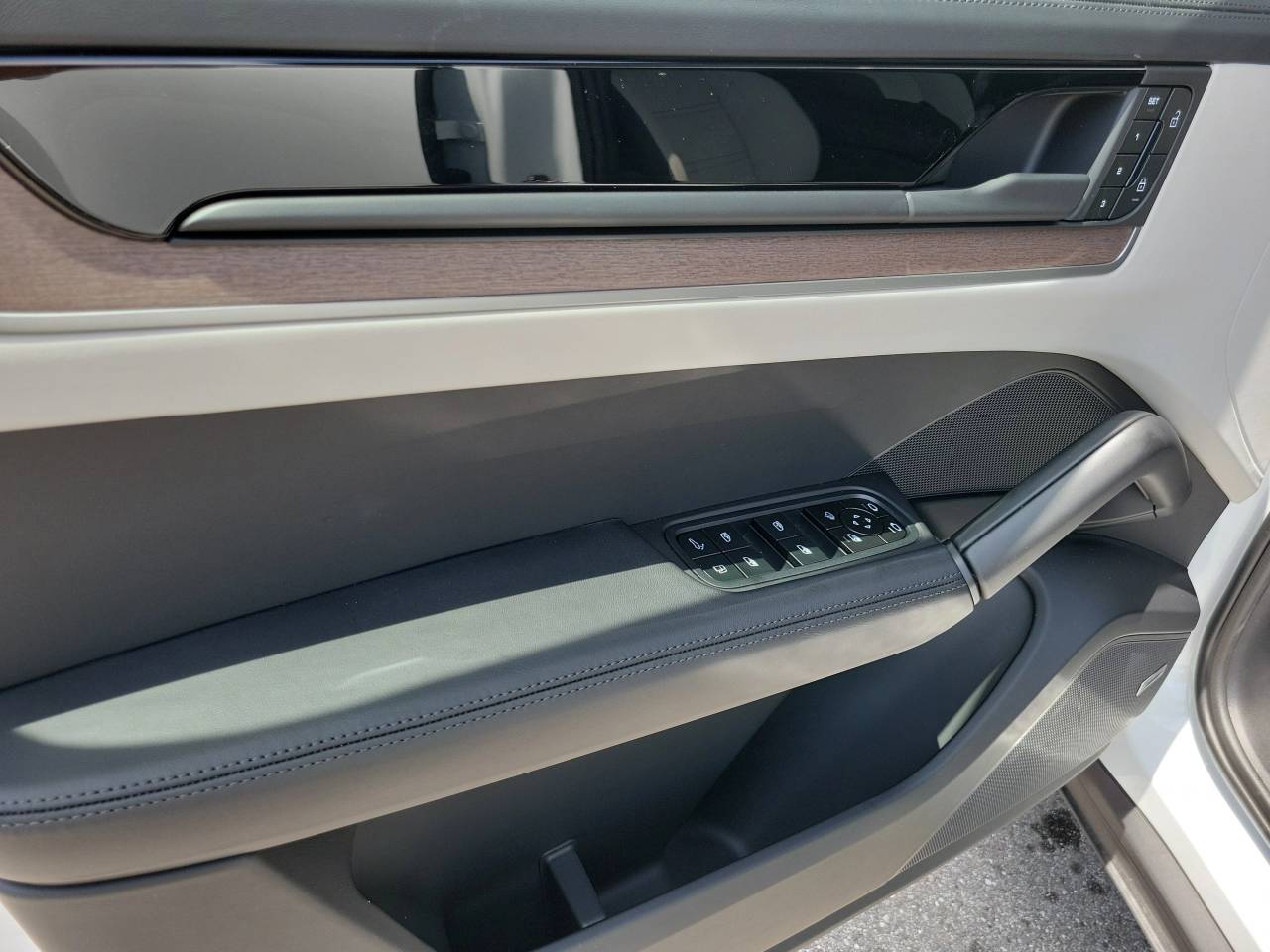 2025 Porsche Cayenne E-Hybrid Coupe S